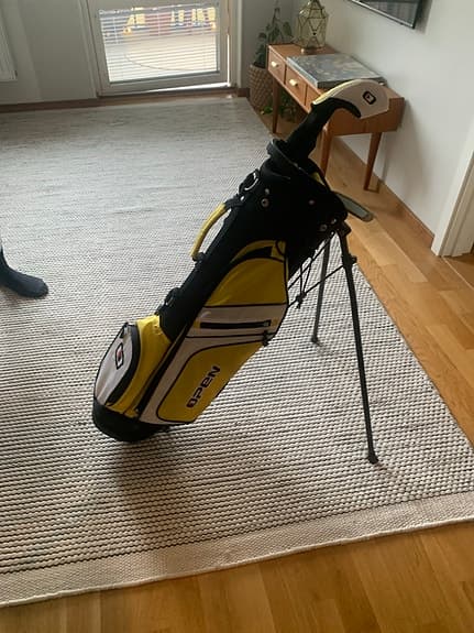 Golfbag med två golf klubbor