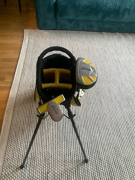 Golfbag med två golf klubbor