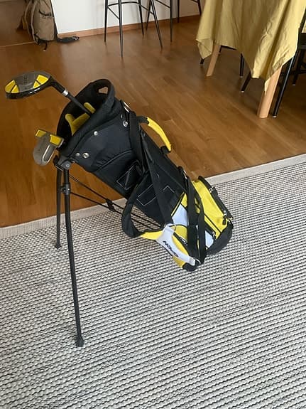 Golfbag med två golf klubbor