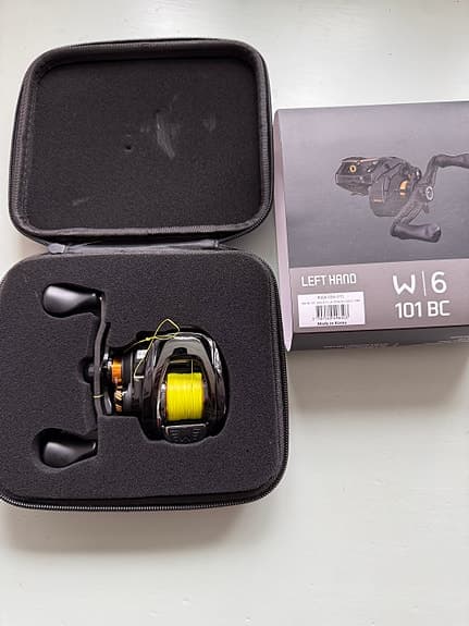 Westin W6 101 BC multirulle vänsterhänt svart. Inklusive lina