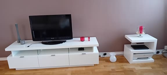 Mediabänk Memphis, VIT,HGL,LED-belysning och AVLASTNINGSBORD KENZO VIT,HGL