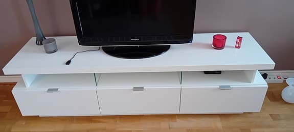 Mediabänk Memphis, VIT,HGL,LED-belysning och AVLASTNINGSBORD KENZO VIT,HGL