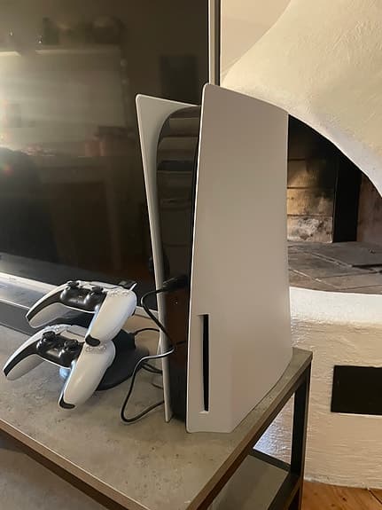 Sony Playstation 5 spelkonsol vit med två handkontroller