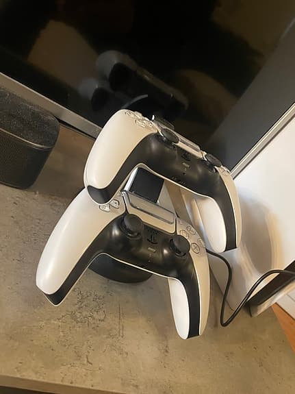 Sony Playstation 5 spelkonsol vit med två handkontroller