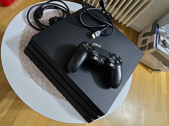 Sony PS 4 Pro 1TB med kablar och handkontroll, serverad och i topp skick!!