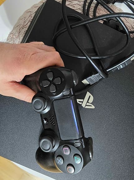 Sony PS 4 Pro 1TB med kablar och handkontroll, serverad och i topp skick!!