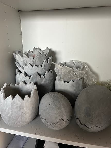 Unika krukor äggformade betong grå 350kr styck
