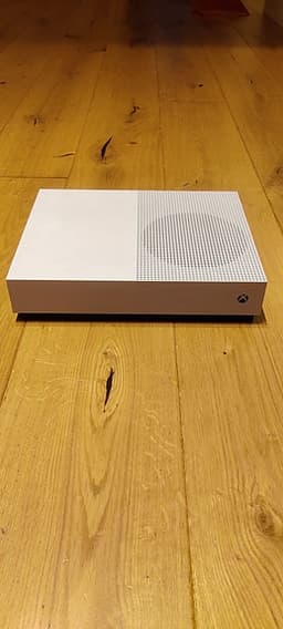 Xbox One S samt en spelkontroll