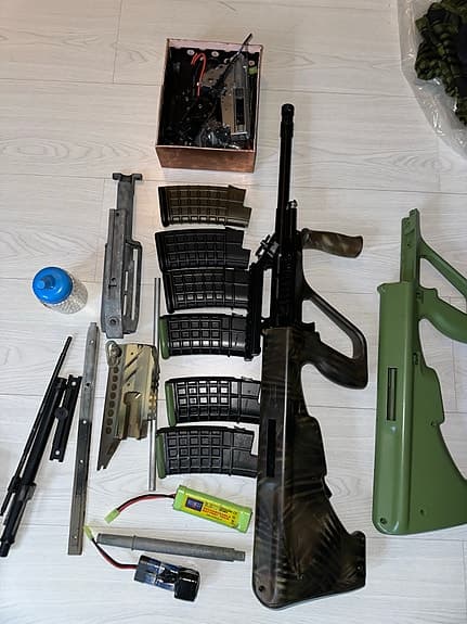 Stort komplett Airsoft-paket – 3 vapen, 18 magasin, full utrustning –Nästan nytt