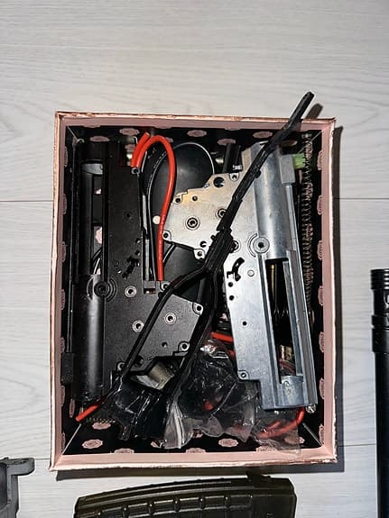 Stort komplett Airsoft-paket – 3 vapen, 18 magasin, full utrustning –Nästan nytt