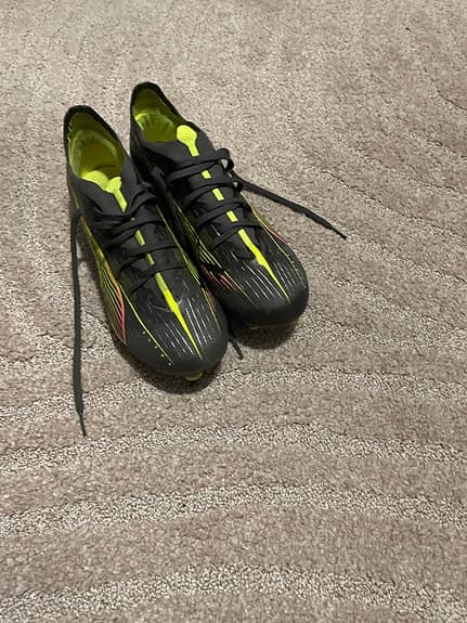 Puma fotbollsskor dobbar svart neongul