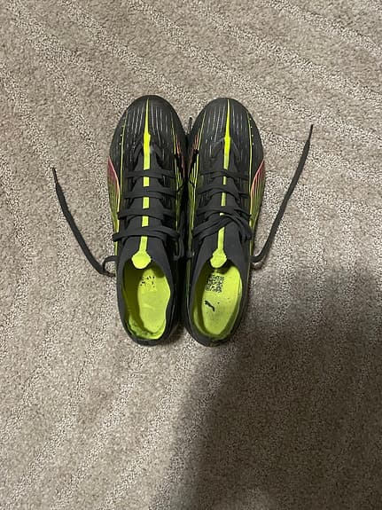 Puma fotbollsskor dobbar svart neongul