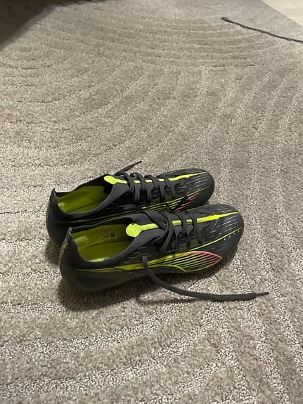 Puma fotbollsskor dobbar svart neongul