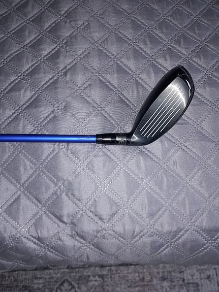 Titleist 915H hybridklubba 2 blå skaft +10 Bollar 18 grader.