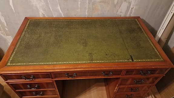 Skrivbord & skrivsbordfåtölj i engelsk stil