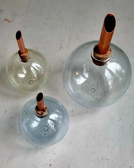 Tre klotvaser i tonat glas, kork och koppar