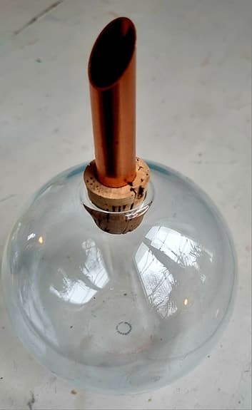 Tre klotvaser i tonat glas, kork och koppar