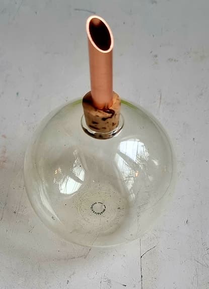 Tre klotvaser i tonat glas, kork och koppar