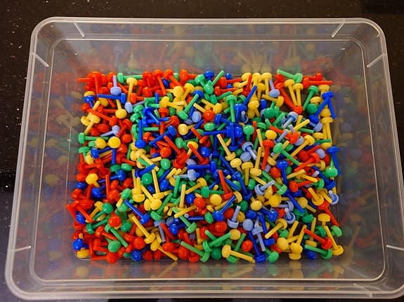 Färgmosaik med olikfärgade piggar i plast