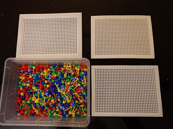 Färgmosaik med olikfärgade piggar i plast