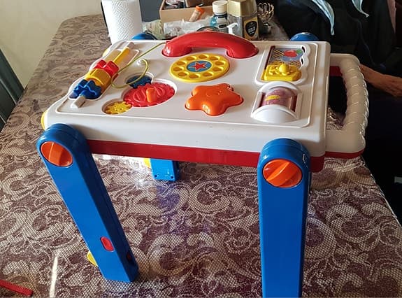 Lärgå vagn som man kan omvandla till aktivitet bord