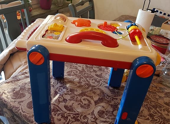 Lärgå vagn som man kan omvandla till aktivitet bord