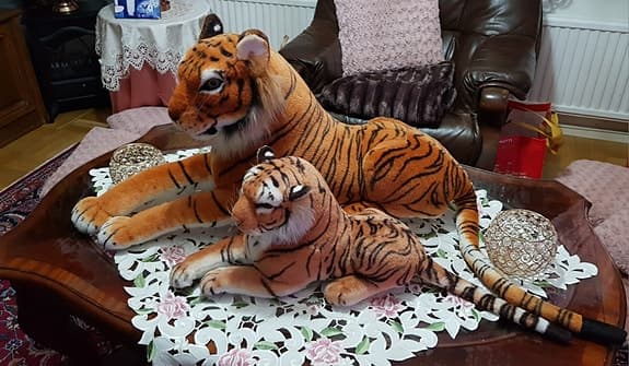 gosedjur två lejon/tiger  mot på bilden