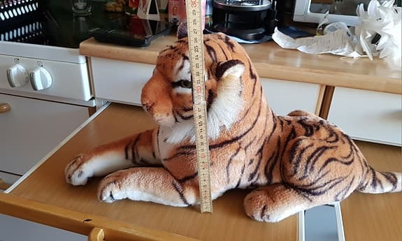 gosedjur två lejon/tiger  mot på bilden