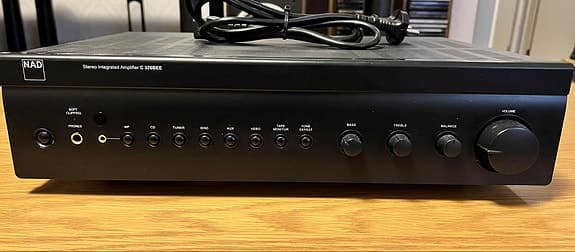 Stereo förstärkare svart NAD C326BEE 2x50 watt i 8 ohm & 2x80 watt i 4 ohm.