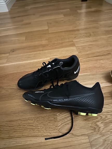 Puma och Nike fotbollsskor barn storlek 32