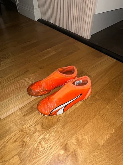 Puma och Nike fotbollsskor barn storlek 32