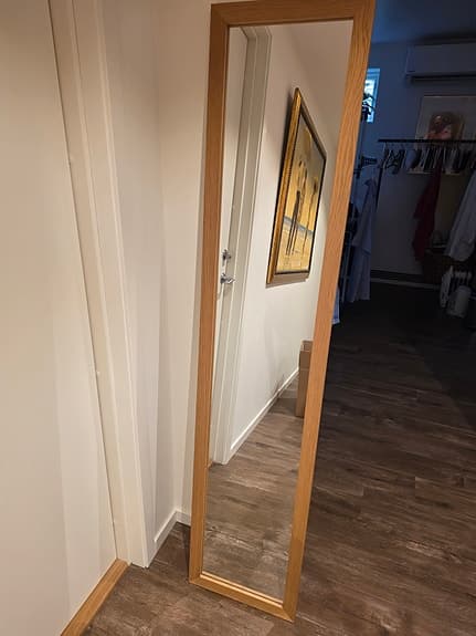 Hög, smal spegel, trä