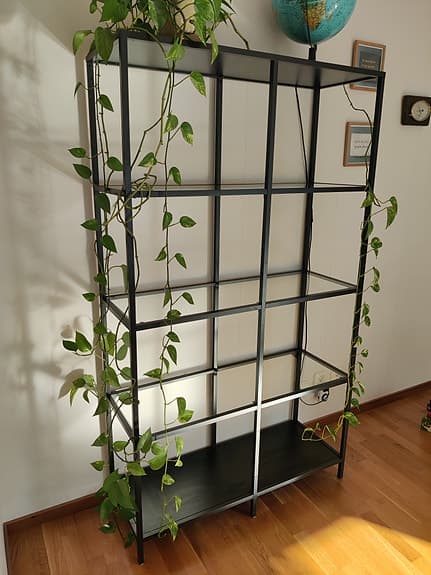 Hylla med glasskivor