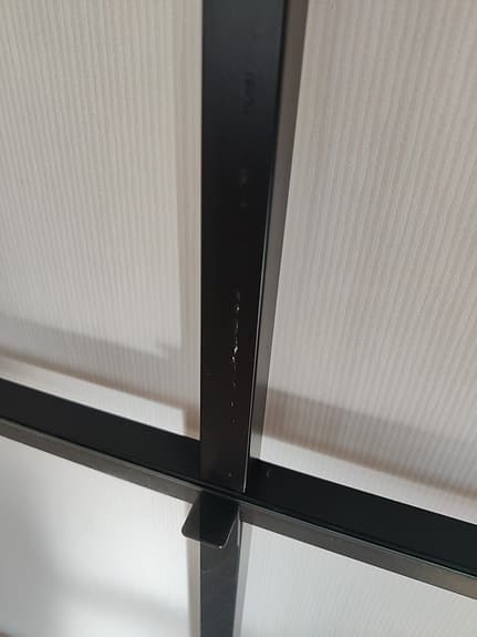 Hylla med glasskivor