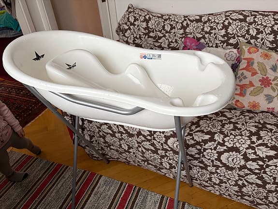 Okänt märke badbalja för bebis med ställ vit plast