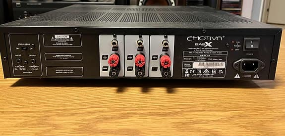 Emotiva BasX effektförstärkare svart