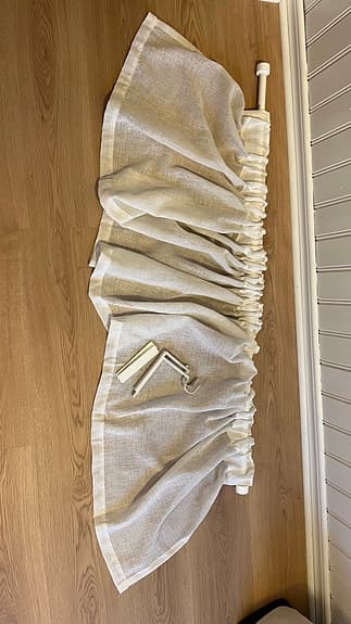 Gardin med gardinstång vit