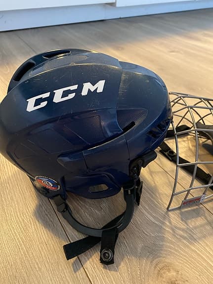 CCM ishockeyhjälm med galler/munskydd