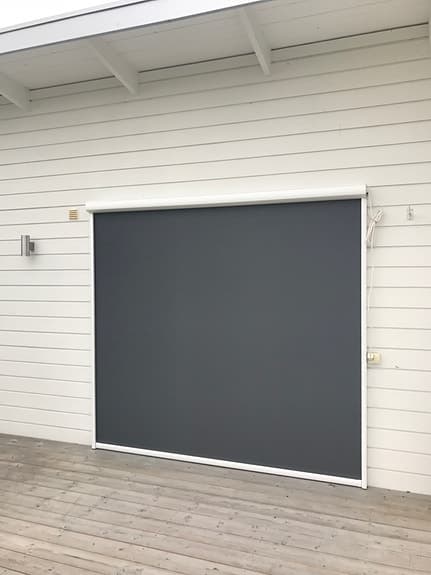 Vit Zip Screen markis med Somfy io motor