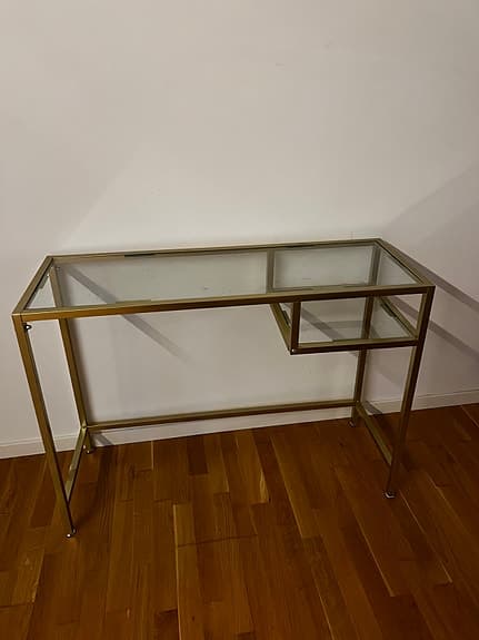 Skrivbord – glas och guldfärgad metall
