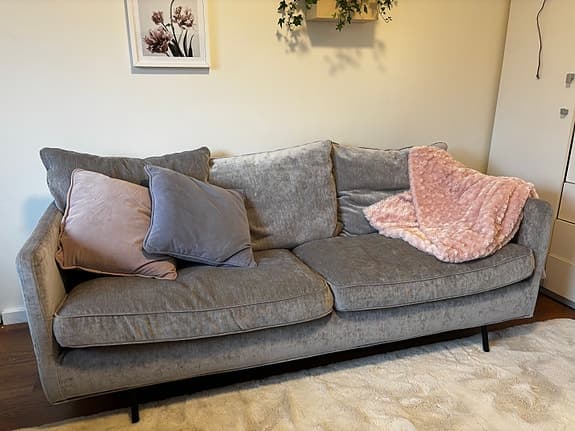 Vacker soffa från sits i ljusgrå färg