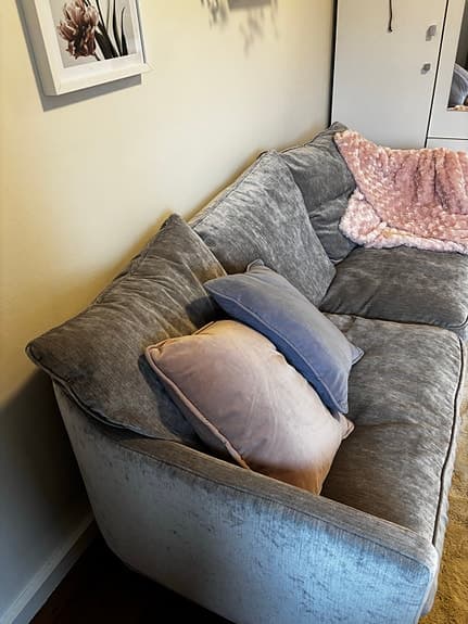 Vacker soffa från sits i ljusgrå färg