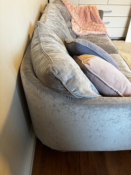 Vacker soffa från sits i ljusgrå färg