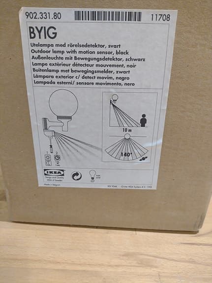 svart IKEA BYIG utomhuslampa med rörelsedetektor.