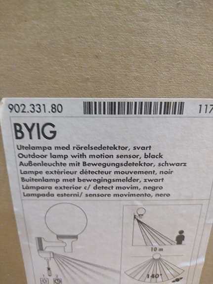 svart IKEA BYIG utomhuslampa med rörelsedetektor.