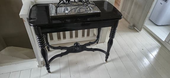 Sidebord med porslinshjul