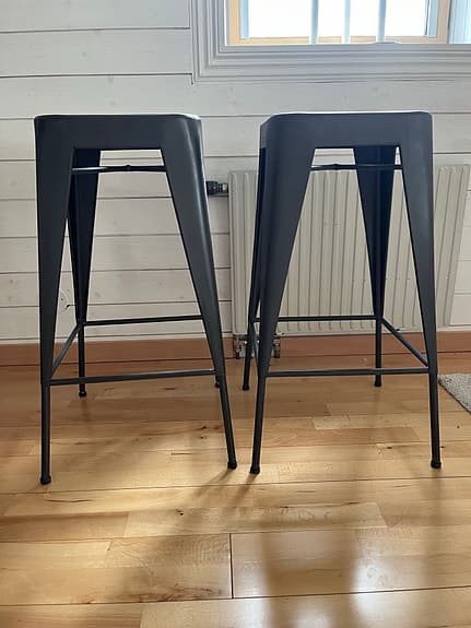 2 st höga pallar från Möbelmästarna