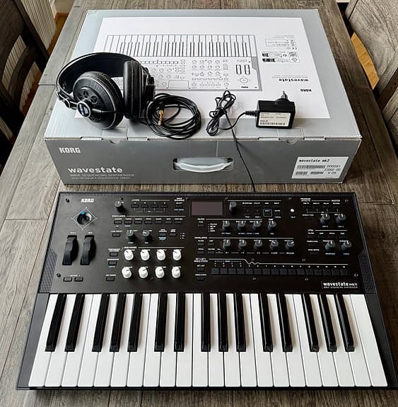 Korg Wavestate Mk II synt, med hörlurar, audiosladd och nätadapter