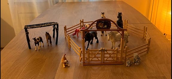 Schleich hästlekset med hästar, hästhage, hästskjul