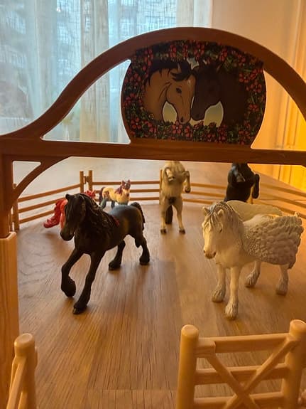 Schleich hästlekset med hästar, hästhage, hästskjul